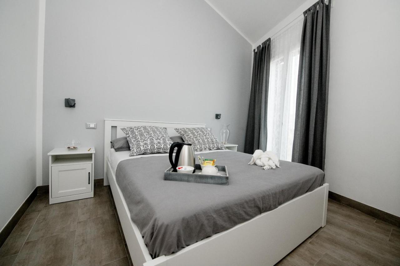 Dove Sorge Il Sole Bed & Breakfast กุสโตนาชี ภายนอก รูปภาพ